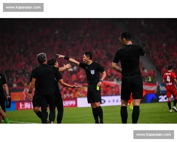 马宁世俱杯强硬执法：阻止违规换人引发教练组围堵